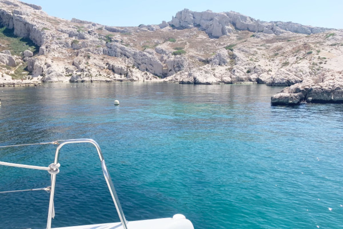 Catamaran sail ride in Frioul islands - Bonjour Fun