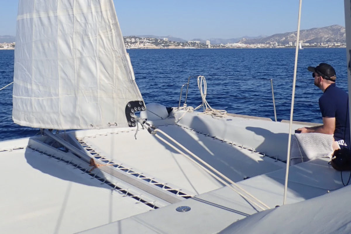 Catamaran sail ride in Frioul islands - Bonjour Fun