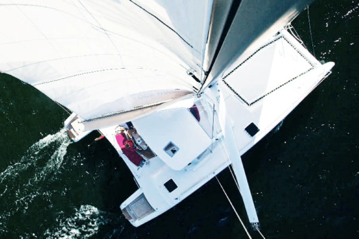 Catamaran sail ride in Frioul islands - Bonjour Fun