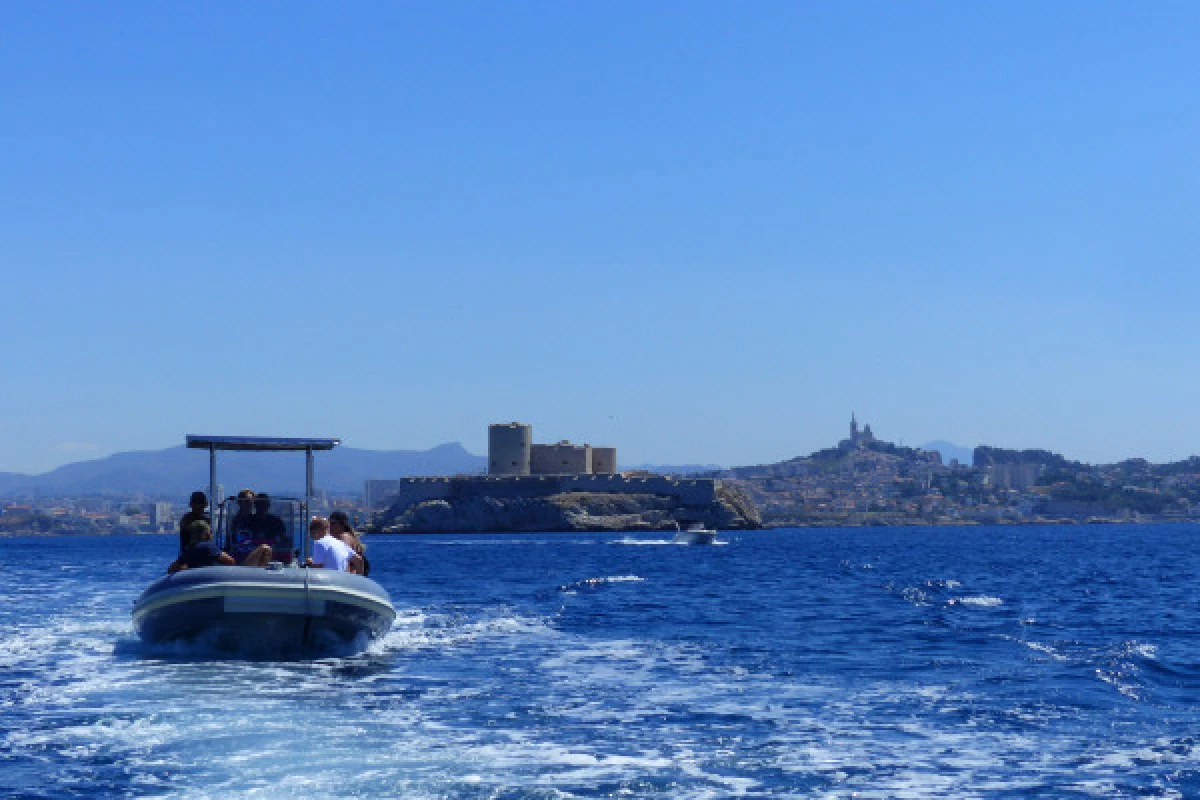 Tour 2 h Discovery of Marseille by the sea - Bonjour Fun