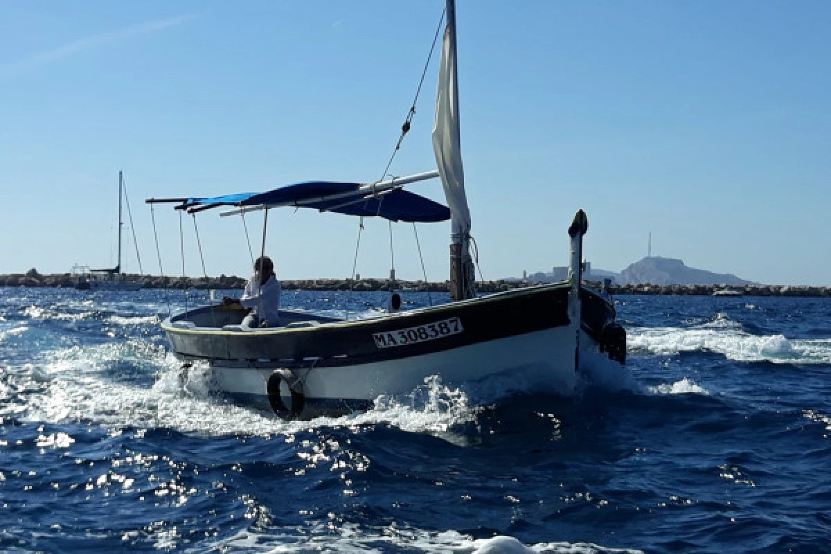 2-hour historical heritage tour on board a barquette from Marseille - Bonjour Fun