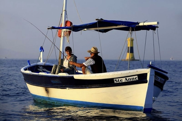 2-hour historical heritage tour on board a barquette from Marseille - Bonjour Fun