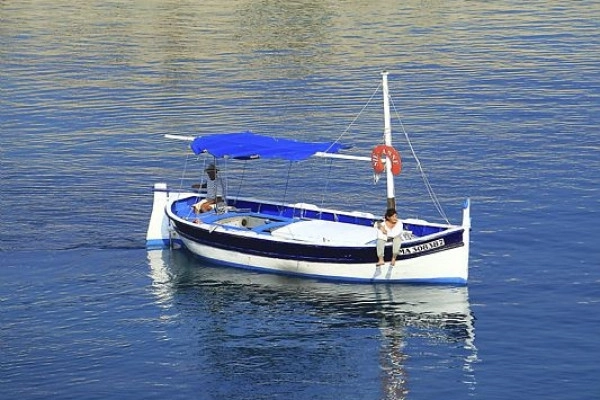 2-hour historical heritage tour on board a barquette from Marseille - Bonjour Fun