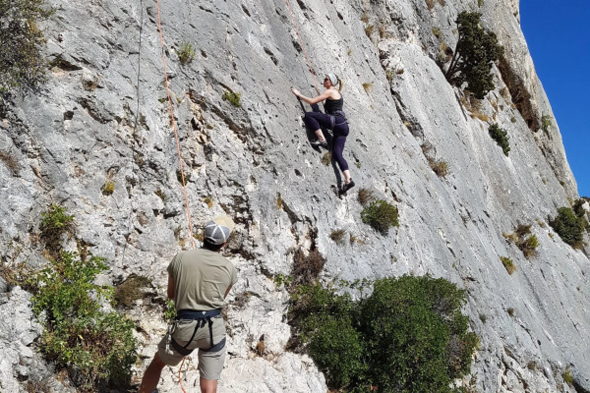 Cliff climbing session - Bonjour Fun