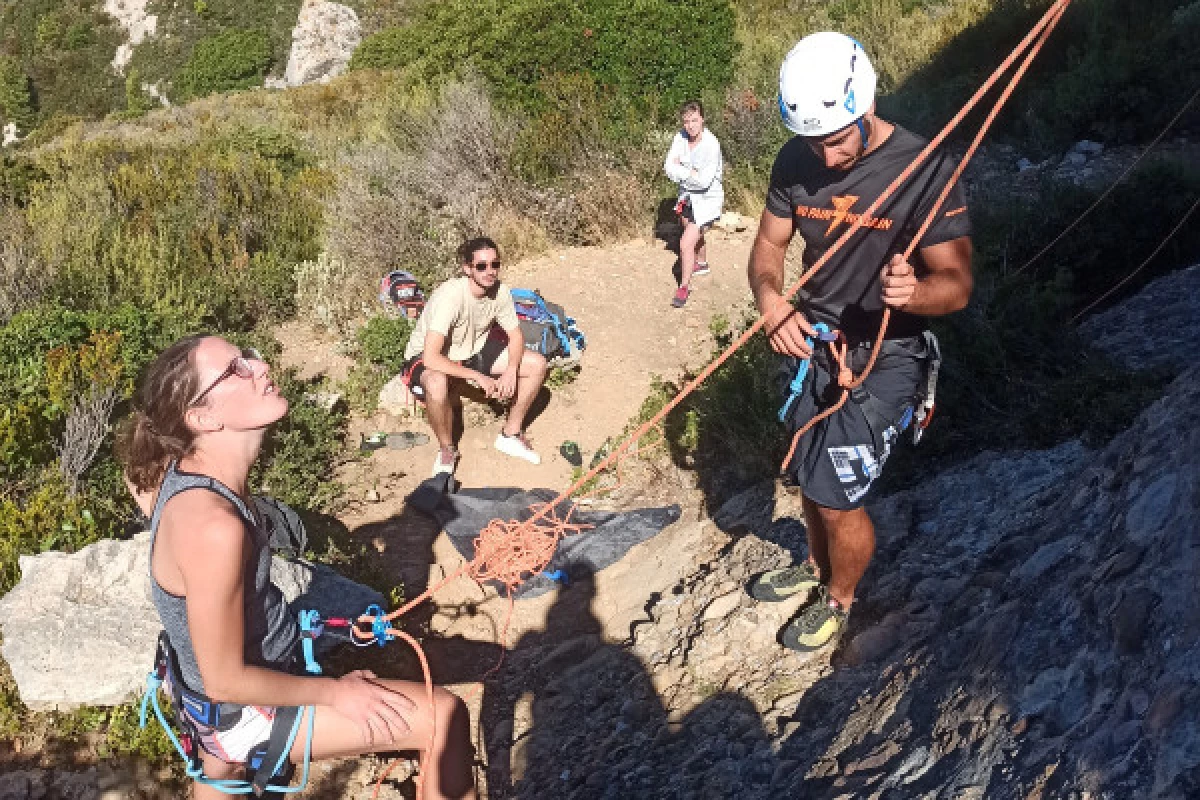 Cliff climbing session - Bonjour Fun