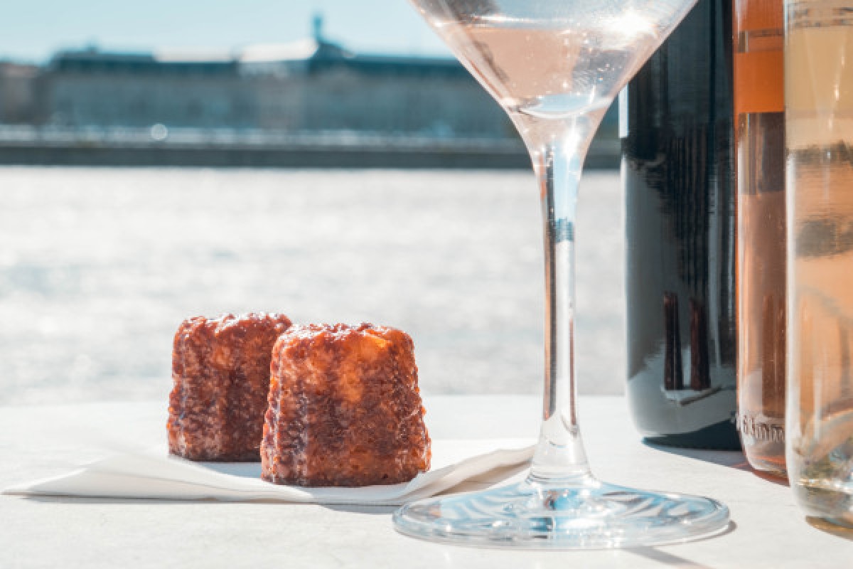 Premium cruise, Glass of wine and canelé - Bonjour Fun