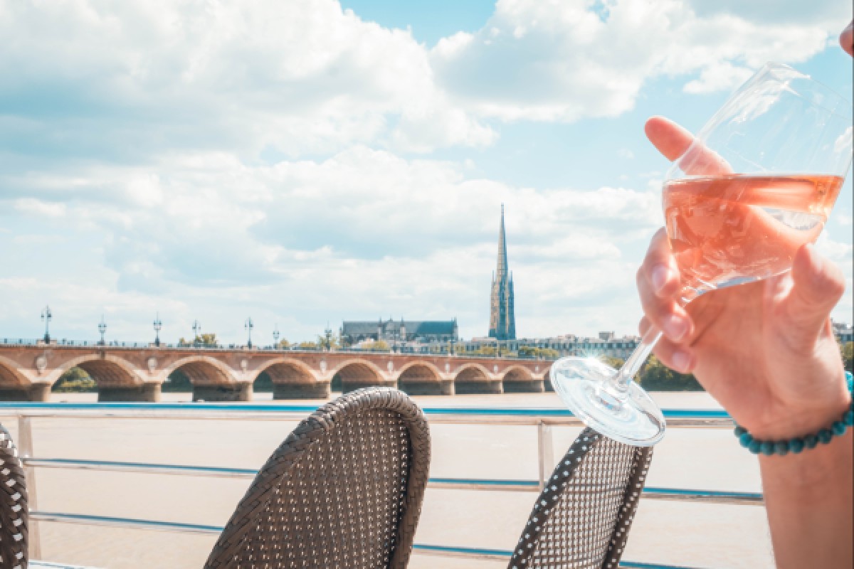 Premium cruise, Glass of wine and canelé - Bonjour Fun