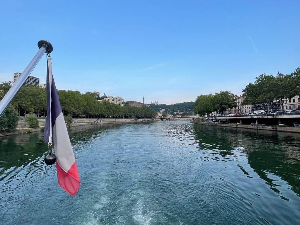Croisière commentée de 2h : L'île Barbe - Bonjour Fun