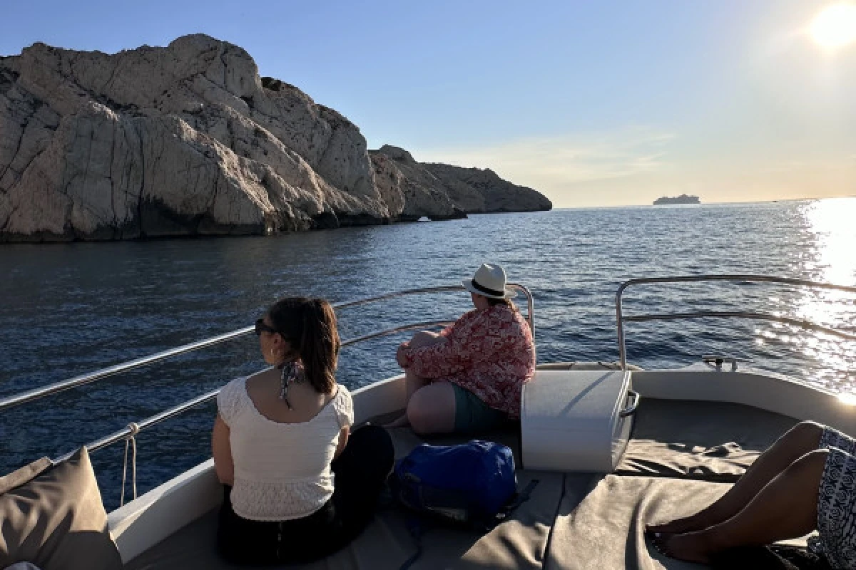 Cruise in the Calanques of Frioul with coffee and swimming -  Mucem museum - Bonjour Fun