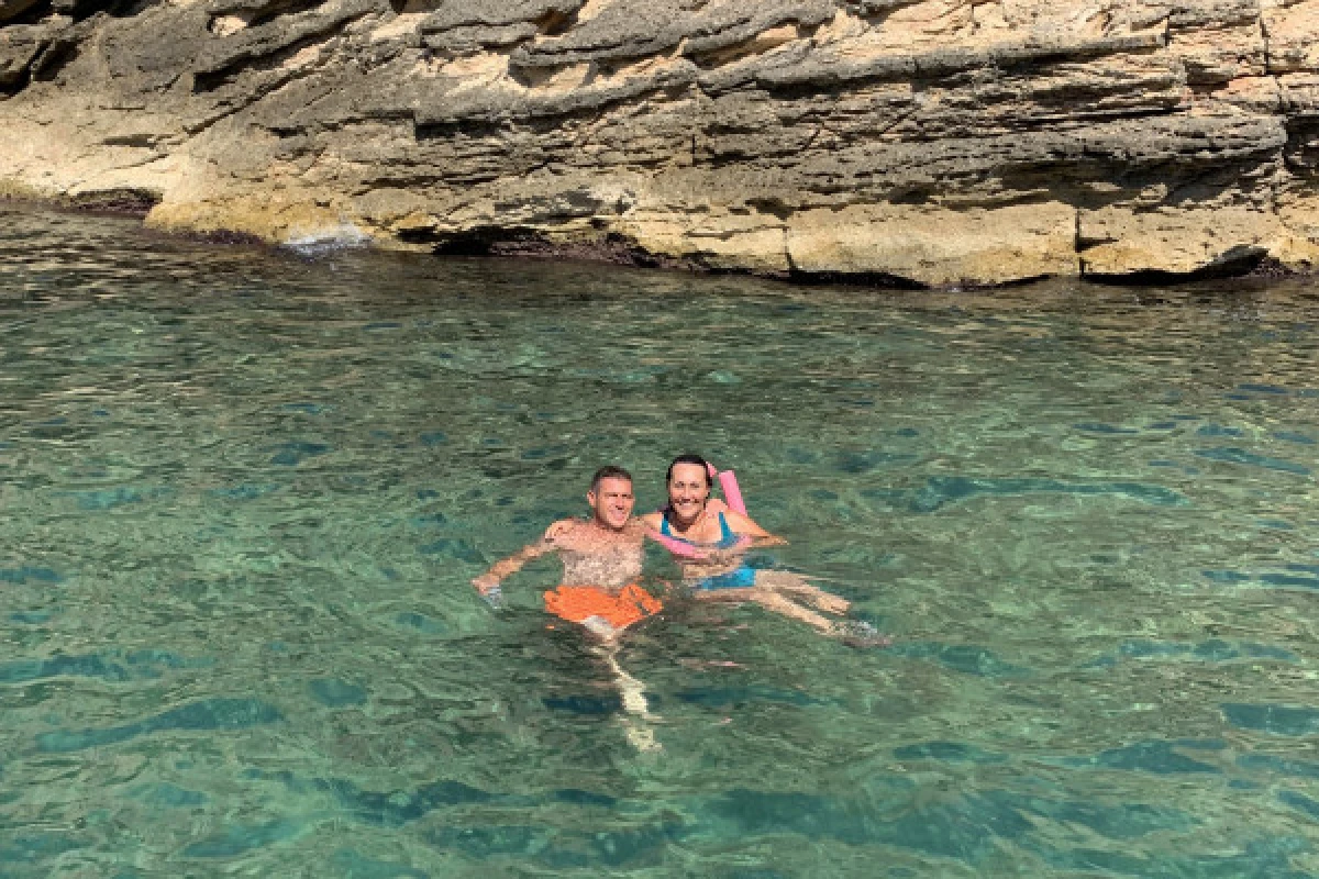Cruise in the Calanques of Frioul with coffee and swimming - Quay of Honor Town Hall - Bonjour Fun