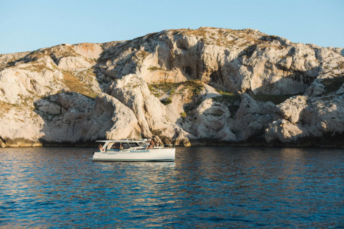 Cruise in the Calanques of Frioul with coffee and swimming - Quay of Honor Town Hall - Bonjour Fun