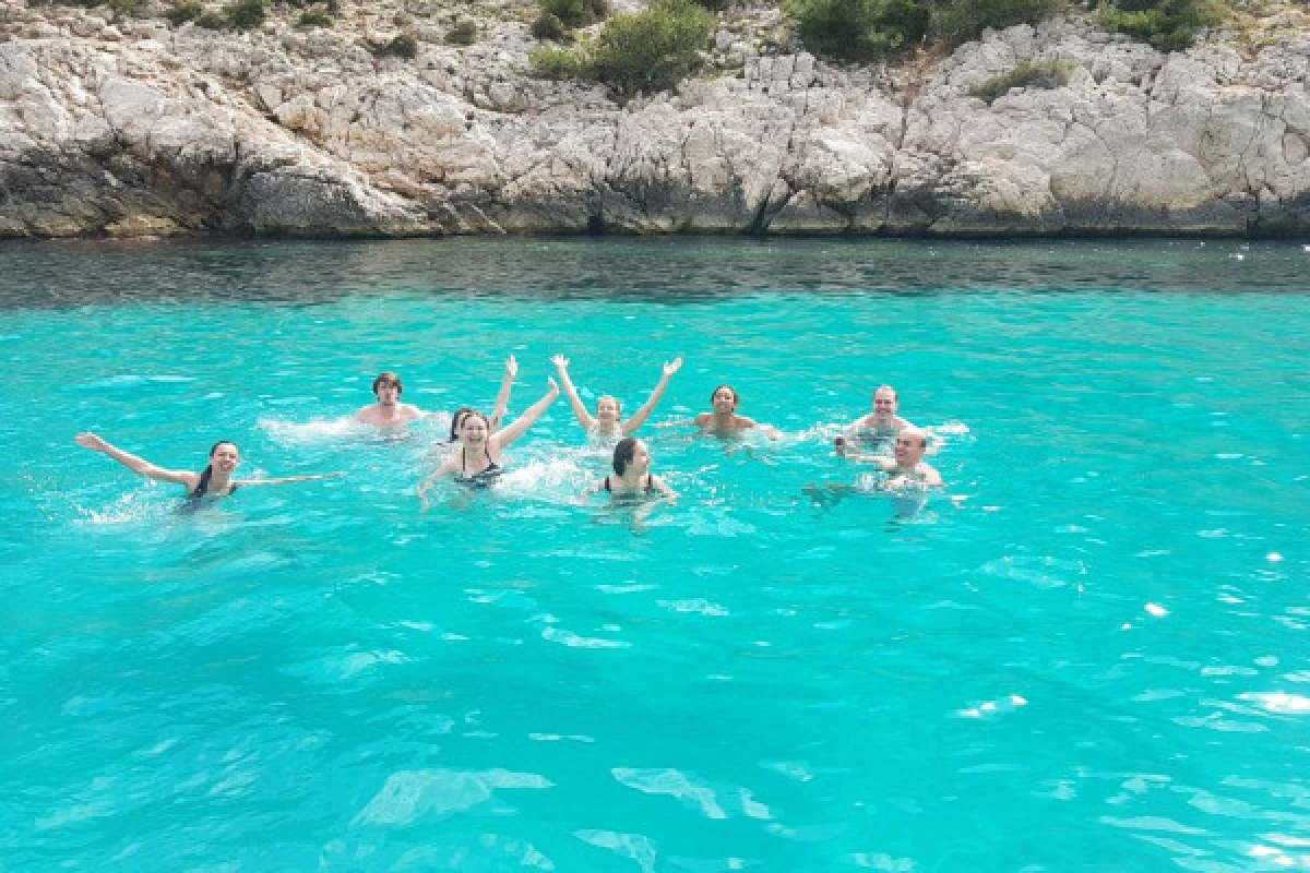 Cruise in the Calanques of Frioul with coffee and swimming - Quay of Honor Town Hall - Bonjour Fun