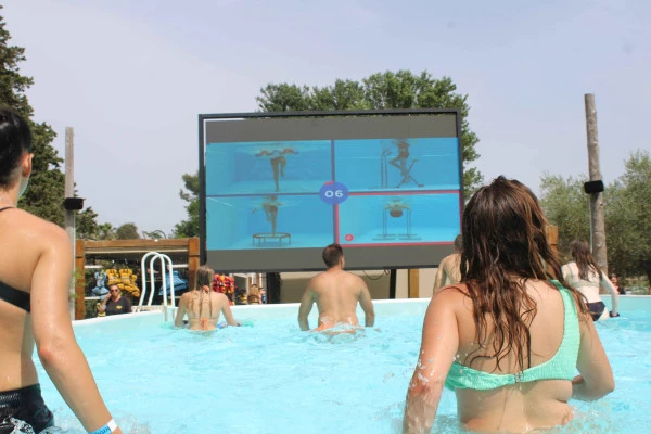 Cross fit training in swimming pool  - Bonjour Fun