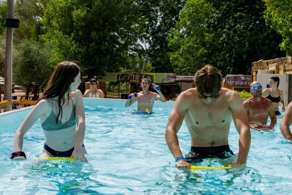 Cross fit training in swimming pool  - Bonjour Fun