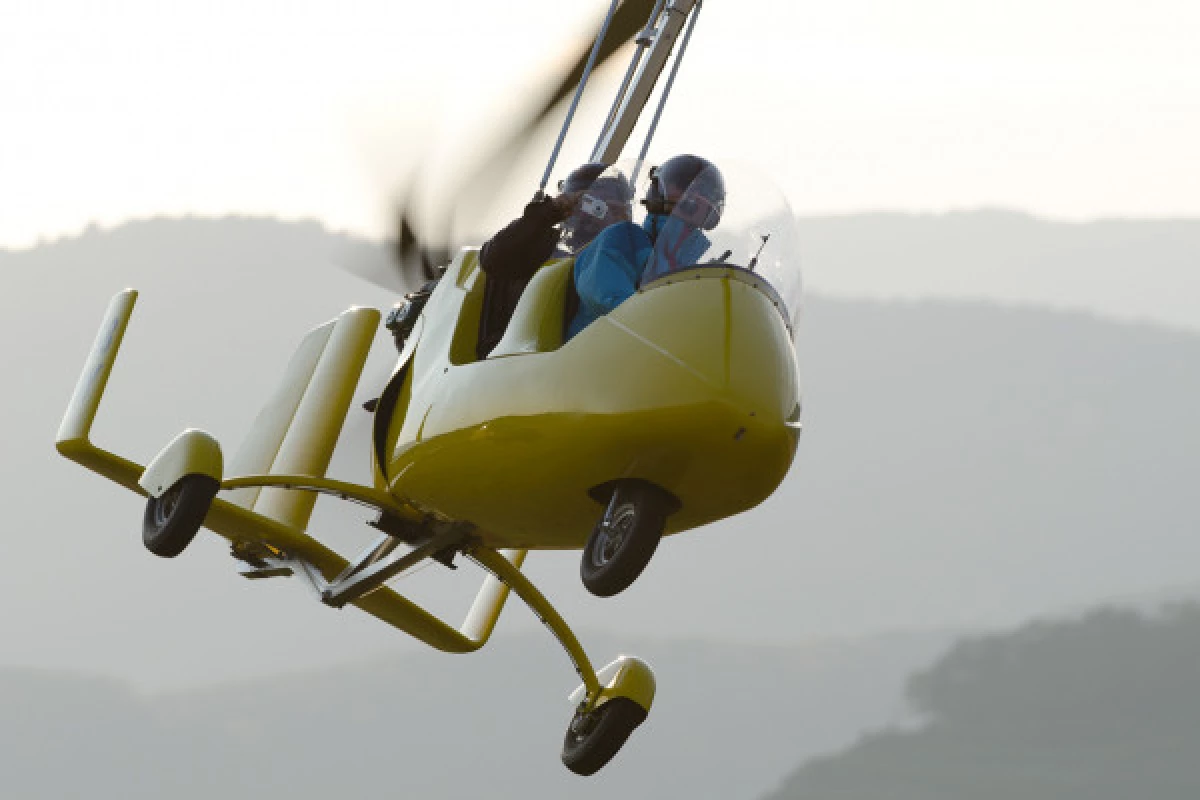 Discovery of the castles route in a microlight autogyro - Bonjour Fun