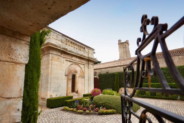 Departure from Saint-Emilion, private ride in the vineyards and wine tasting - Bonjour Fun Departure from Saint-Emilion, private ride in the vineyards and wine tasting - Bonjour Fun