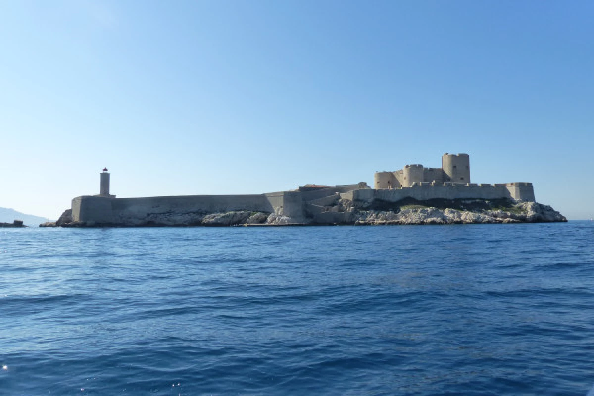 Discover the If Castle - Sea walking 2h30 tour - Bonjour Fun