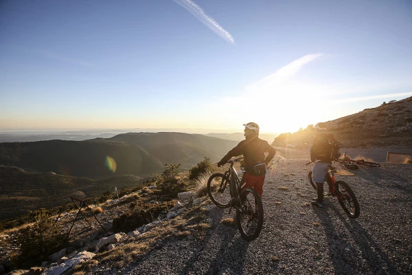 Electric assisted mountain bike ride - Bonjour Fun