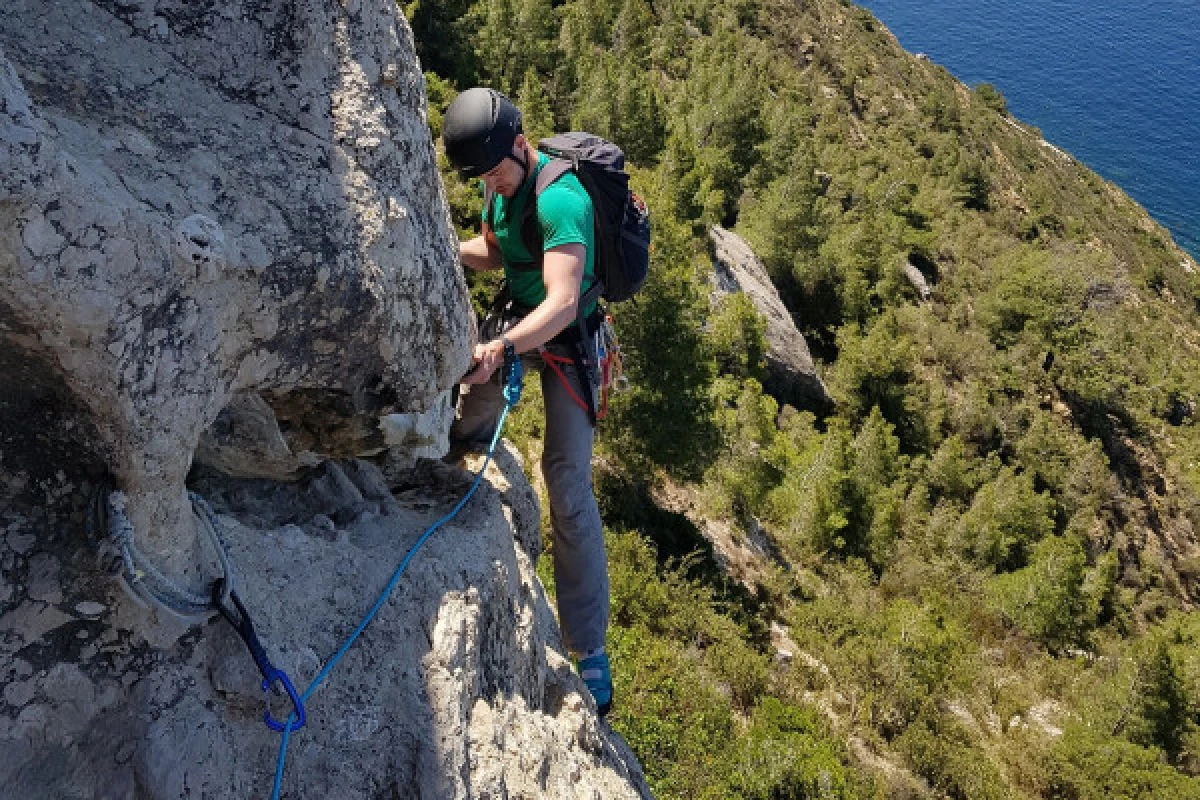 Half-day multi-pitch climbing - Bonjour Fun