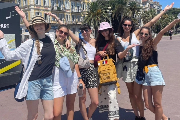 Scavenger Hunt : The mysterious robbery - Bonjour Fun