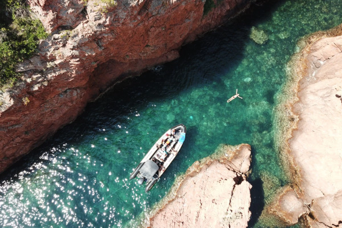 Sea excursion 2h45 - The creeks of the Esterel - Bonjour Fun