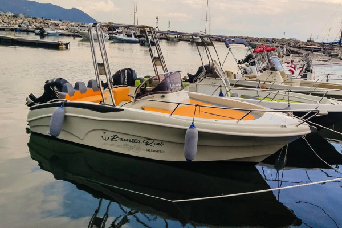 Excursion on the Amalfi Coast by 40hp boat with Skipper from Salerno, Barrella Rent - Bonjour Fun