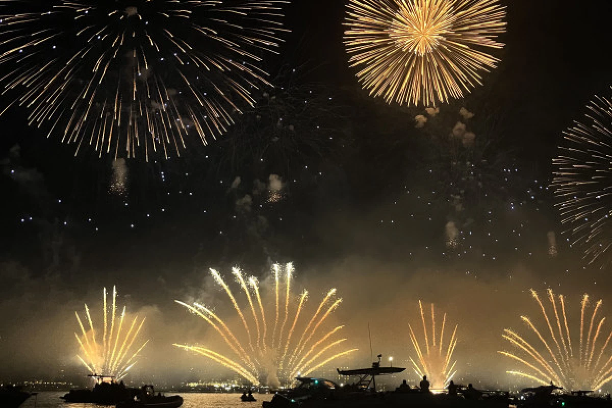 Fireworks at sea - Cannes - Bonjour Fun