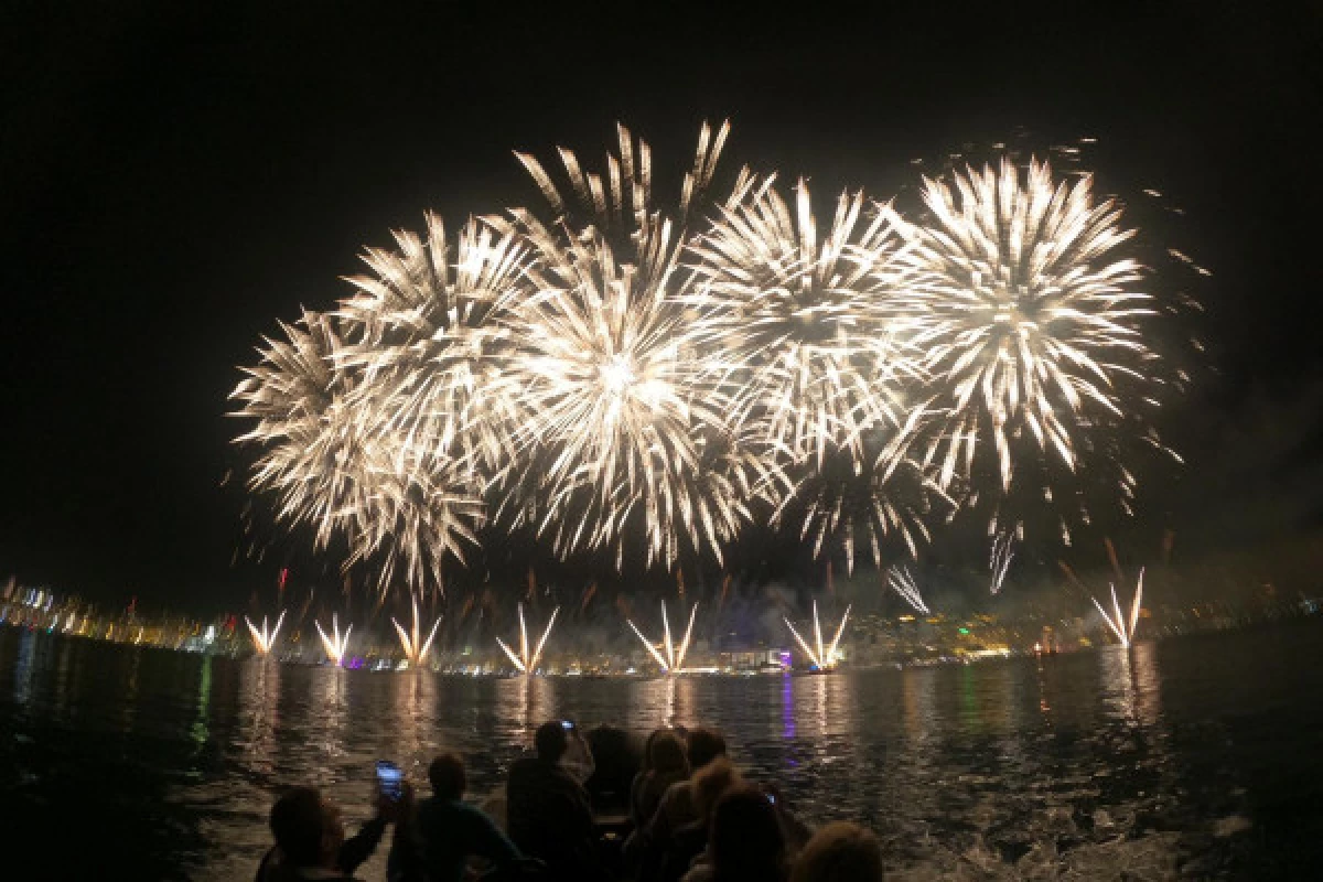 Fireworks at sea - Cannes - Bonjour Fun