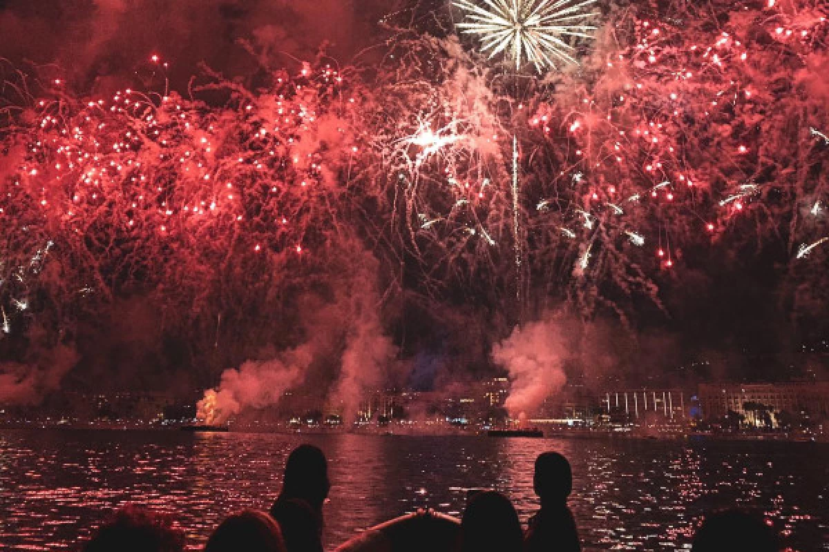 Fireworks at sea - Cannes - Bonjour Fun