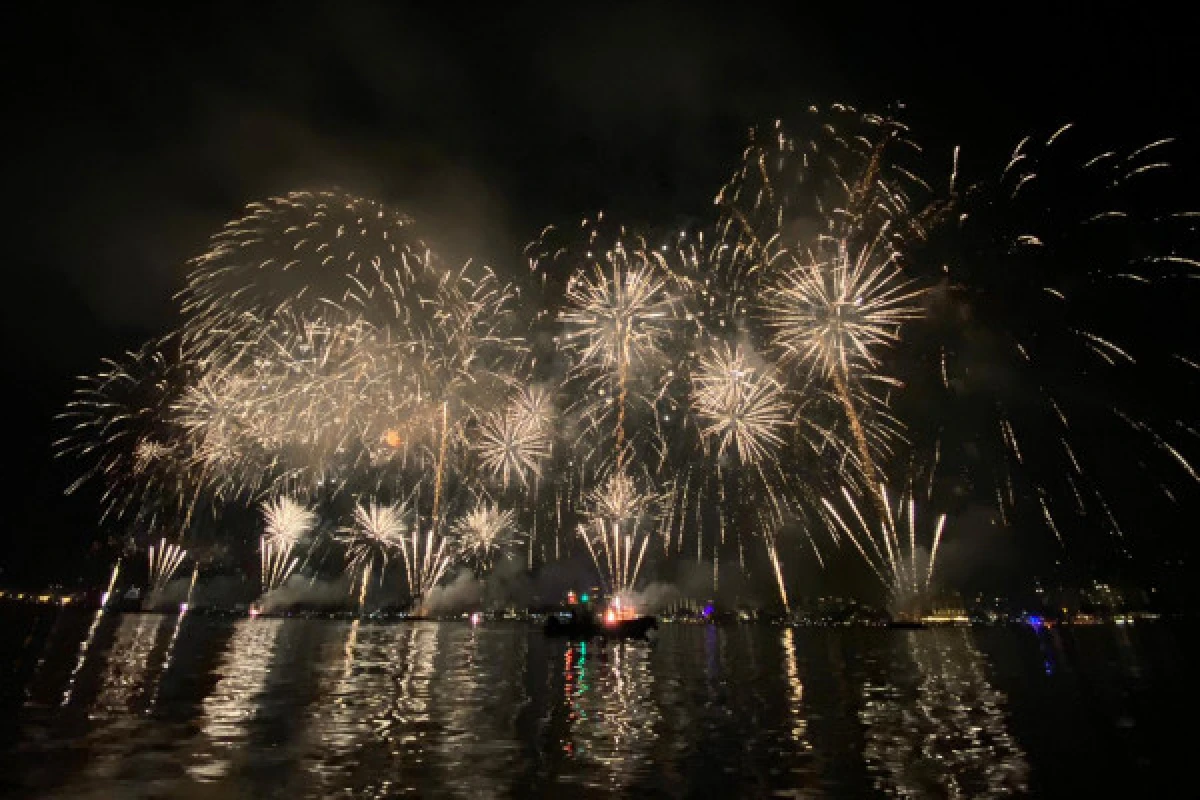 Fireworks at sea - Cannes - Bonjour Fun