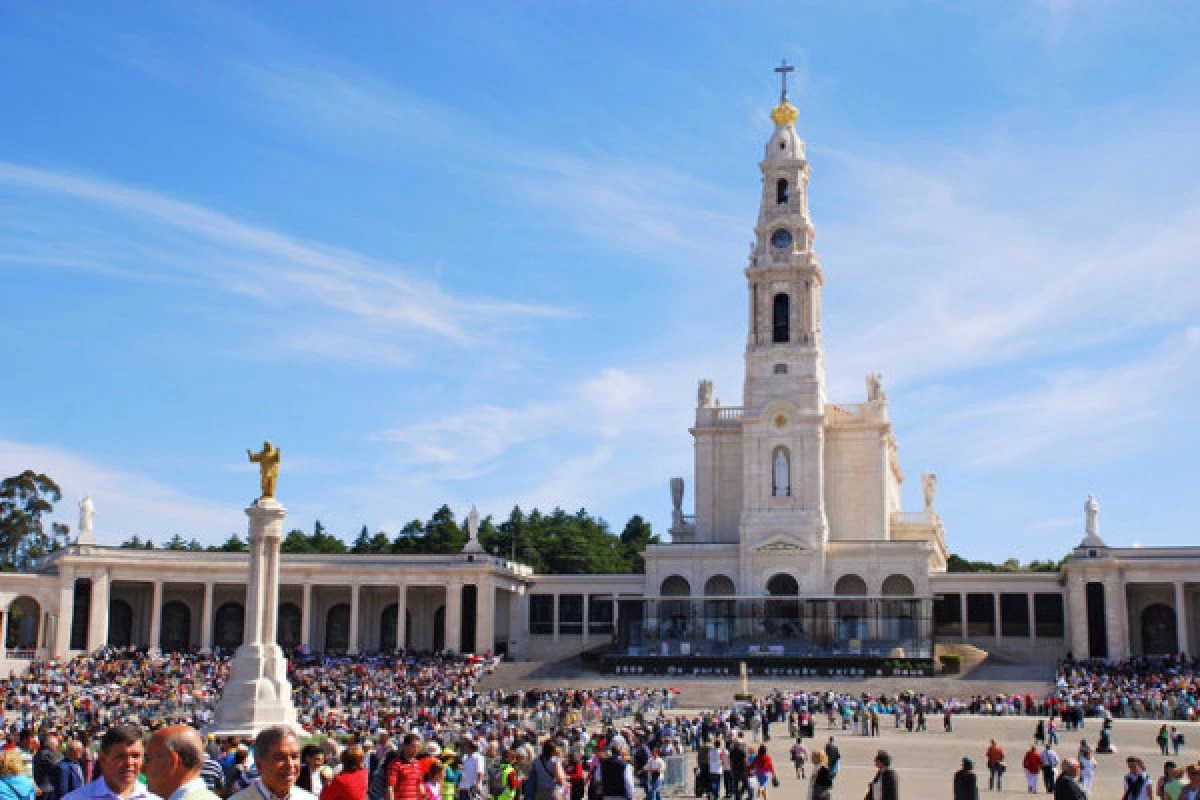 Full Day Guided Tour to Fátima, Nazaré & Óbidos - Bonjour Fun