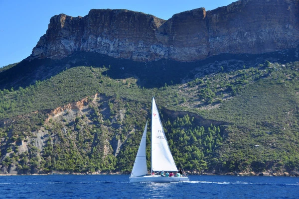 Full-day privatized sailing trip in coves of Frioul Island - Bonjour Fun