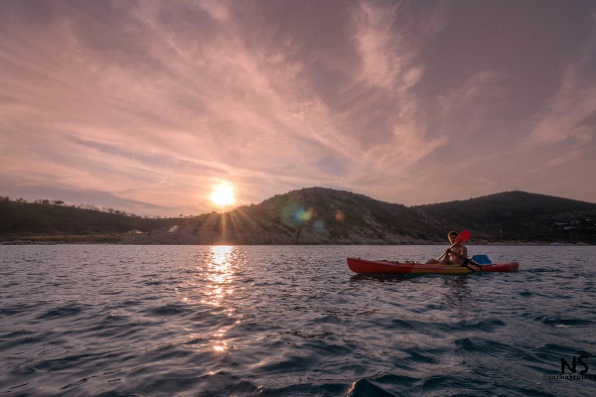 Guided kayak tour - SUNSET on the beach of Pampelonne - Bonjour Fun