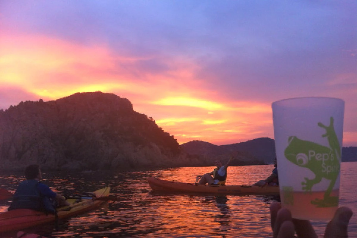 Guided kayak tour - SUNSET on the beach of Pampelonne - Bonjour Fun