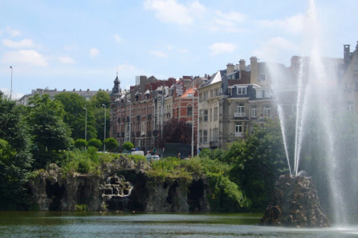 Guided tour : Art Nouveau in the Squares district - Bonjour Fun