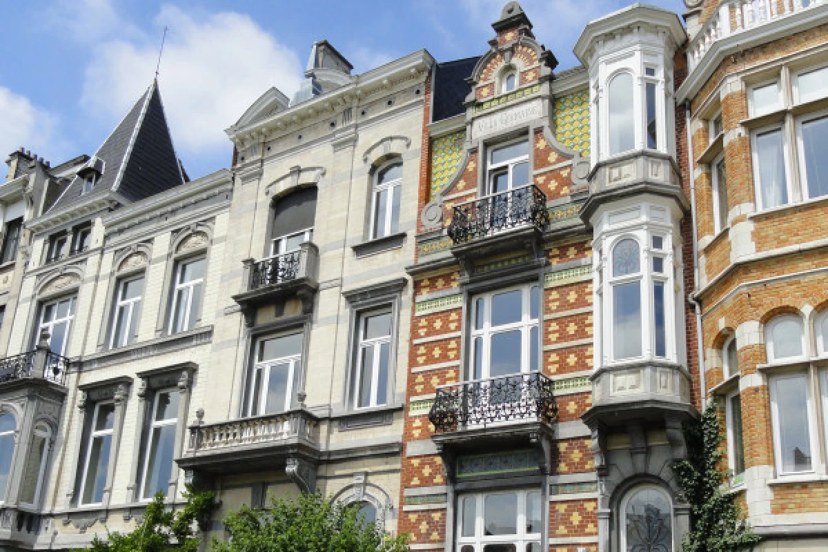 Guided tour : Art Nouveau in the Squares district - Bonjour Fun