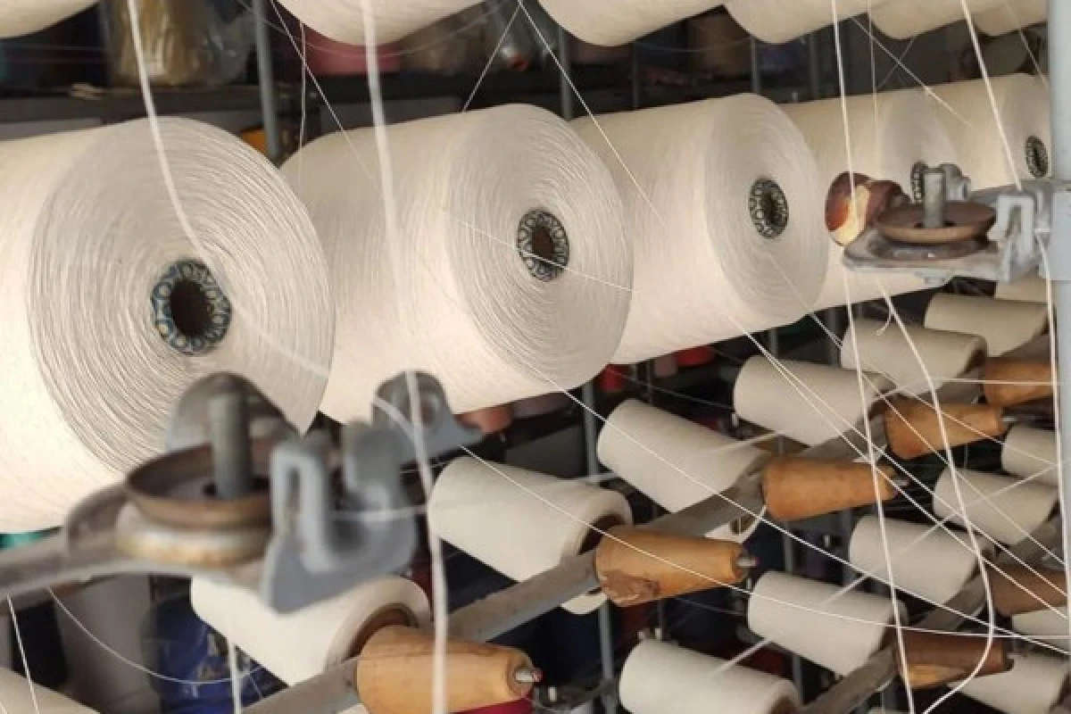 Guided tour of our textile laboratory and the ancient warping machine - Bonjour Fun