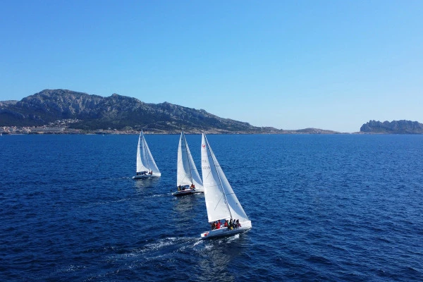 Half-day privatized sailing trip in coves of Frioul Islands - Bonjour Fun