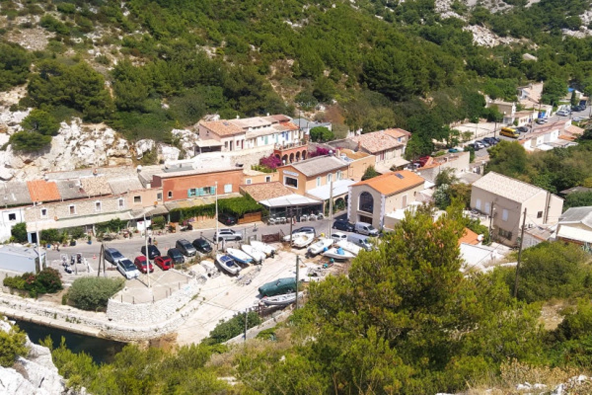 Hike to Calanque of Marseilleveyre - Bonjour Fun