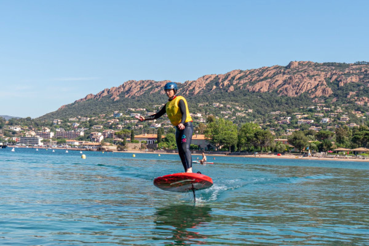 Electric surfing initiation in Agay - Bonjour Fun