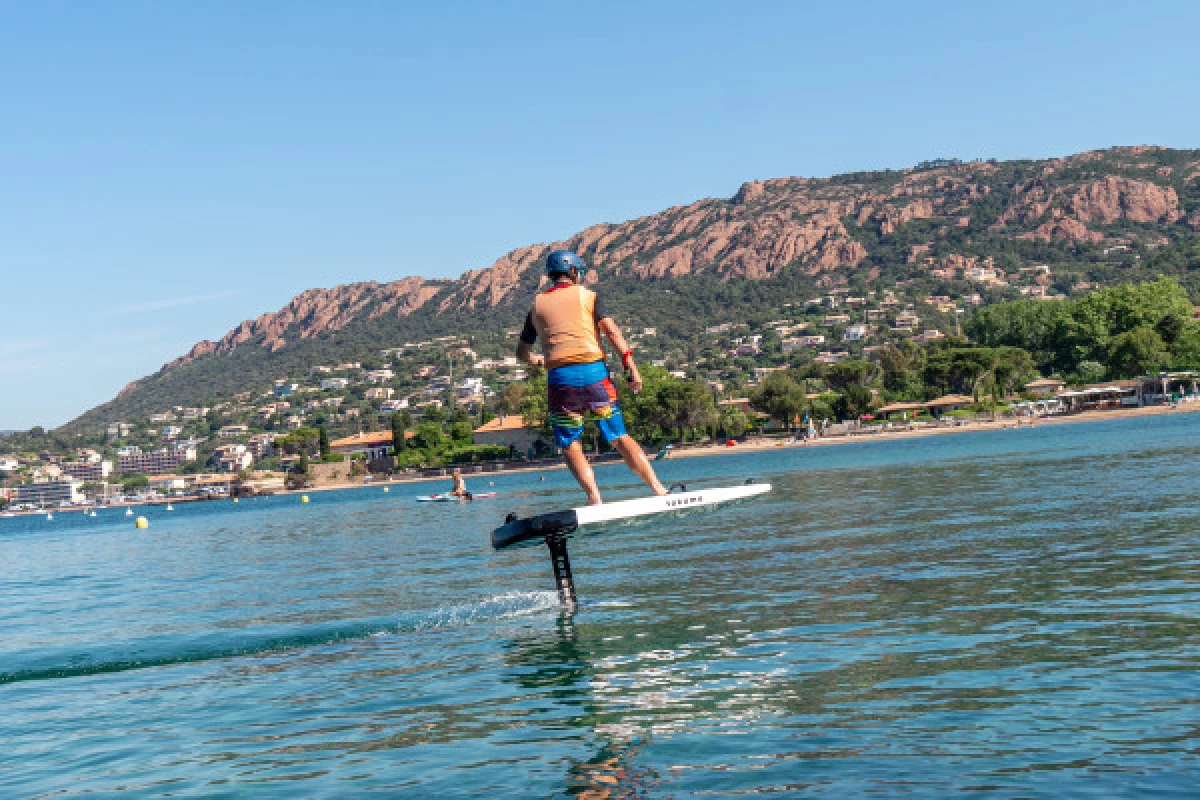 Electric surfing initiation in Agay - Bonjour Fun