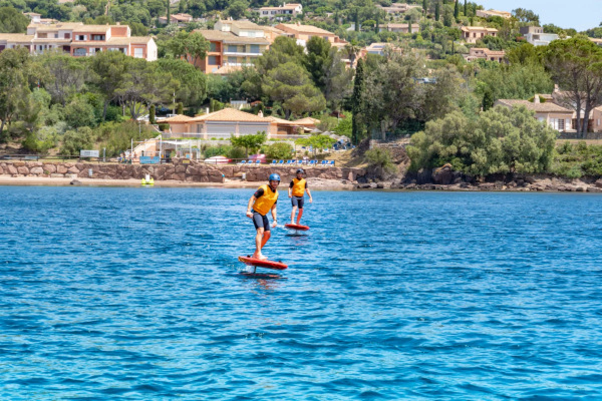 Electric surfing initiation in Agay - Bonjour Fun