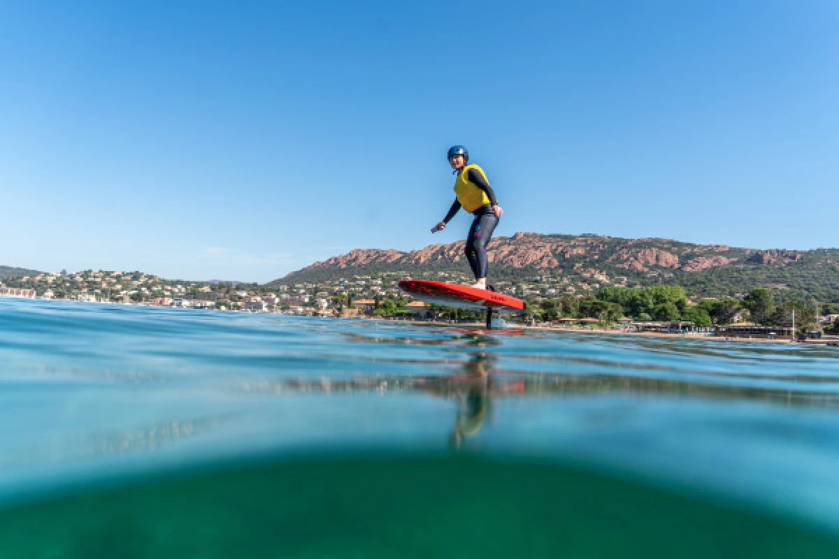 Electric surfing initiation in Agay - Bonjour Fun