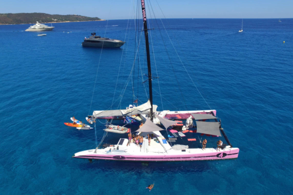 A day trip on a catamaran to Cap Taillat from Pampelonne - Bonjour Fun