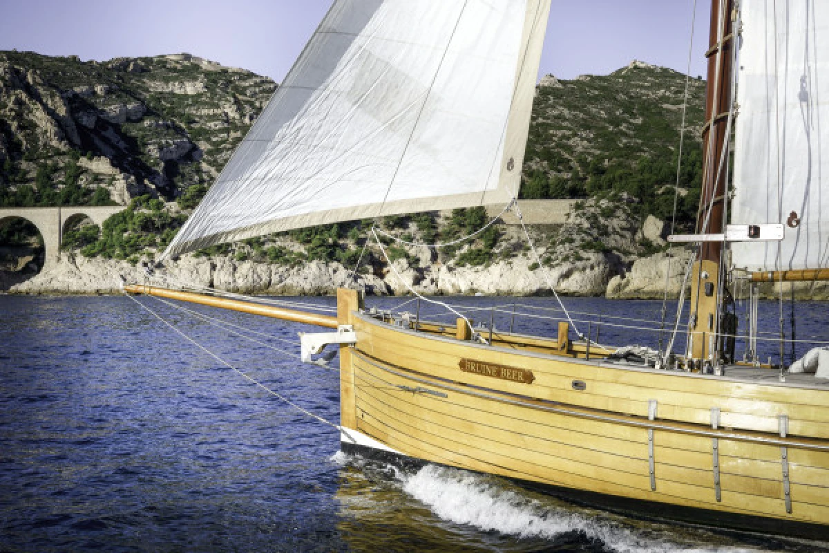 Sailing day to the Calanques - Quay of Honor Town Hall - Bonjour Fun