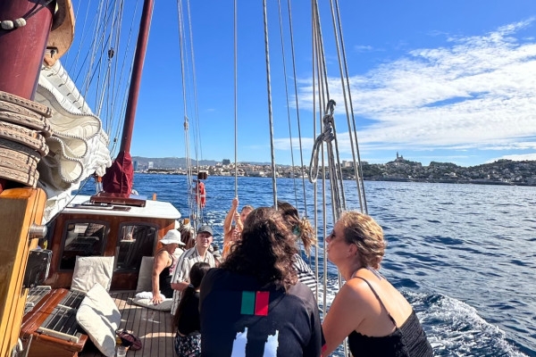 Sailing day to the Calanques - Quay of Honor Town Hall - Bonjour Fun