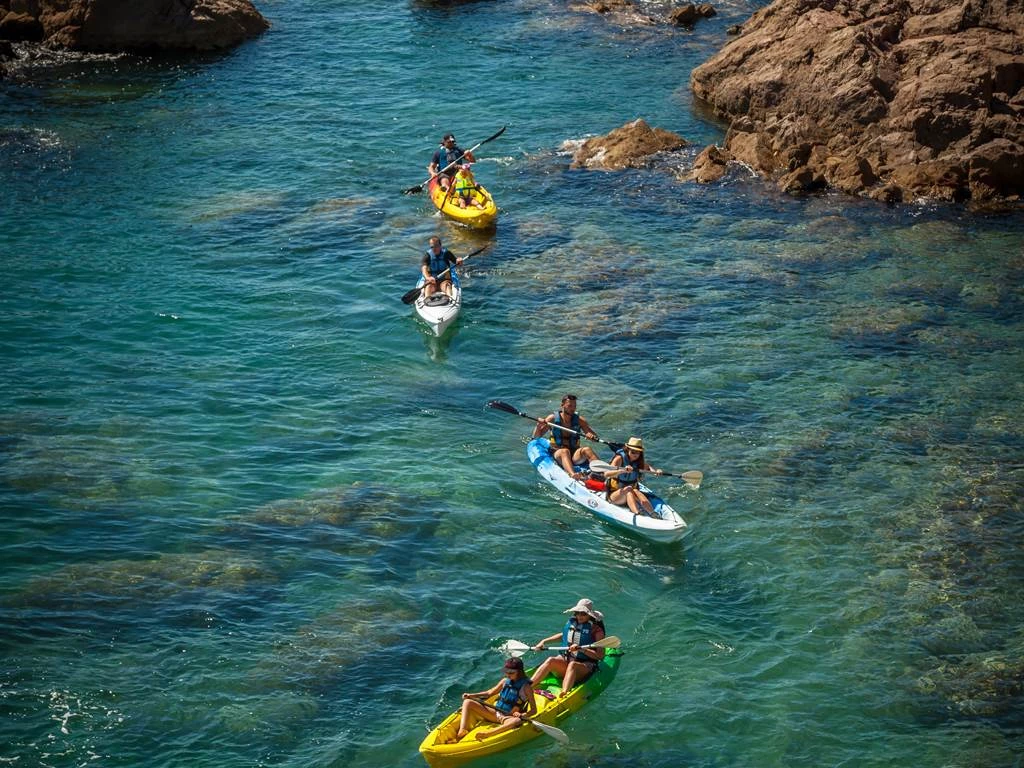 Sea kayaking accompanied by an instructor - Bonjour Fun