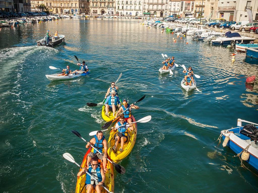 Sea kayaking accompanied by an instructor - Bonjour Fun