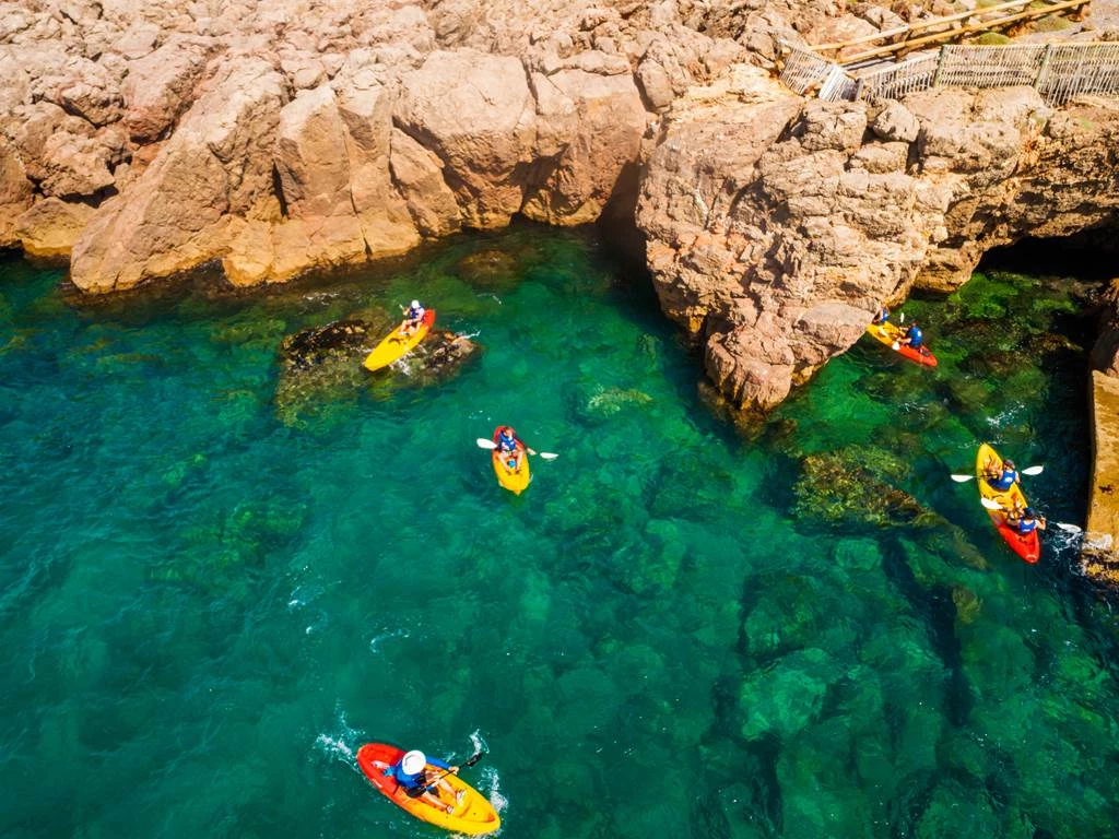 Sea kayaking accompanied by an instructor - Bonjour Fun