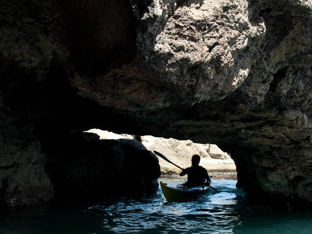 Sea kayaking accompanied by an instructor - Bonjour Fun